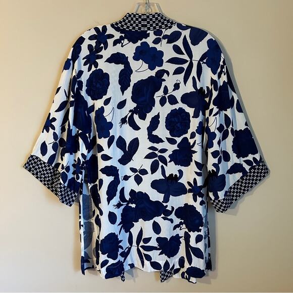✨ CAbi White/Navy Blue Floral 3/4-Sleeve Flowy Open Kimono Blouse Size XS/Small - Picture 7 of 11